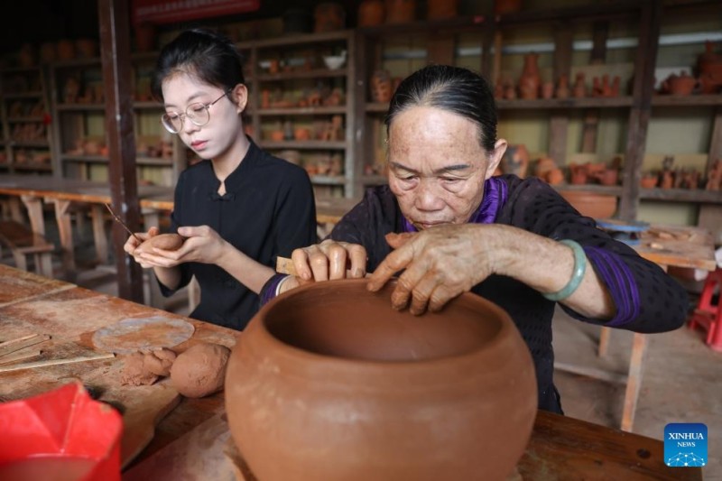 Το χωριό Χέιτου της Νότιας Κίνας ιδρύει συνεταιρισμό για την προώθηση της κεραμικής της εθνοτικής ομάδας Λι