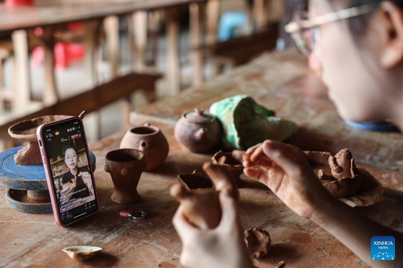 Το χωριό Χέιτου της Νότιας Κίνας ιδρύει συνεταιρισμό για την προώθηση της κεραμικής της εθνοτικής ομάδας Λι