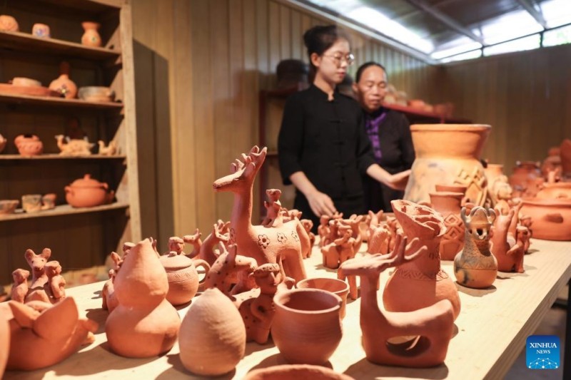 Το χωριό Χέιτου της Νότιας Κίνας ιδρύει συνεταιρισμό για την προώθηση της κεραμικής της εθνοτικής ομάδας Λι