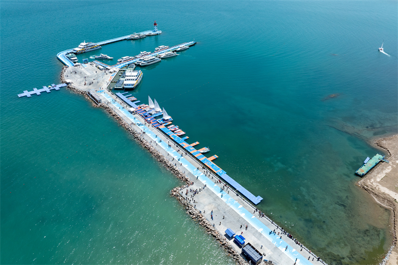 Επαρχία Τσινγκχάϊ: Το όμορφο τοπίο της λίμνης Τσινγκχάϊ προσελκύει επισκέπτες