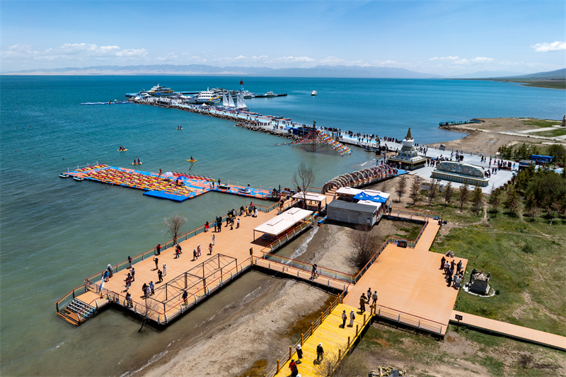 Επαρχία Τσινγκχάϊ: Το όμορφο τοπίο της λίμνης Τσινγκχάϊ προσελκύει επισκέπτες