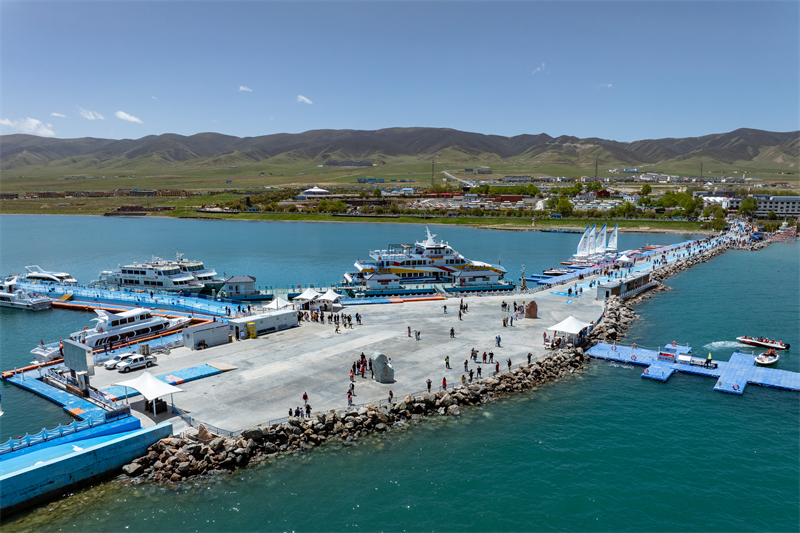 Επαρχία Τσινγκχάϊ: Το όμορφο τοπίο της λίμνης Τσινγκχάϊ προσελκύει επισκέπτες