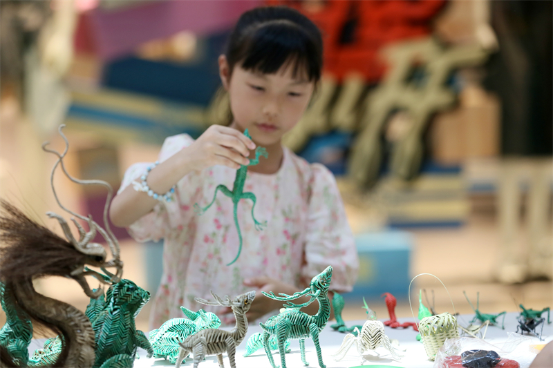 Επαρχία Σιτσουάν: Η αγορά της άυλης πολιτιστικής κληρονομιάς σφύζει από κόσμο