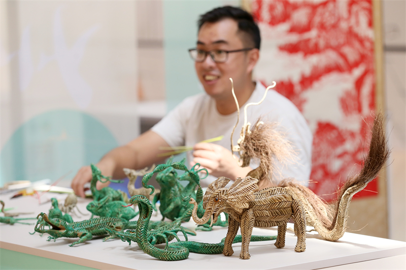 Επαρχία Σιτσουάν: Η αγορά της άυλης πολιτιστικής κληρονομιάς σφύζει από κόσμο