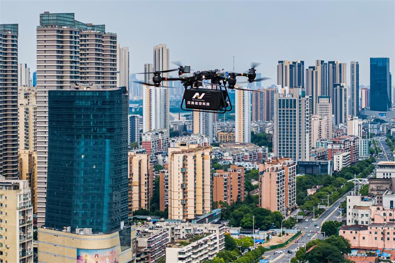Αεροφωτογραφία από drone που τραβήχτηκε στις 16 Ιουνίου του 2025 δείχνει ένα drone logistics να πετάει στην πόλη Γουχάν της επαρχίας Χουμπέι. (Φωτογραφία / Xinhua)