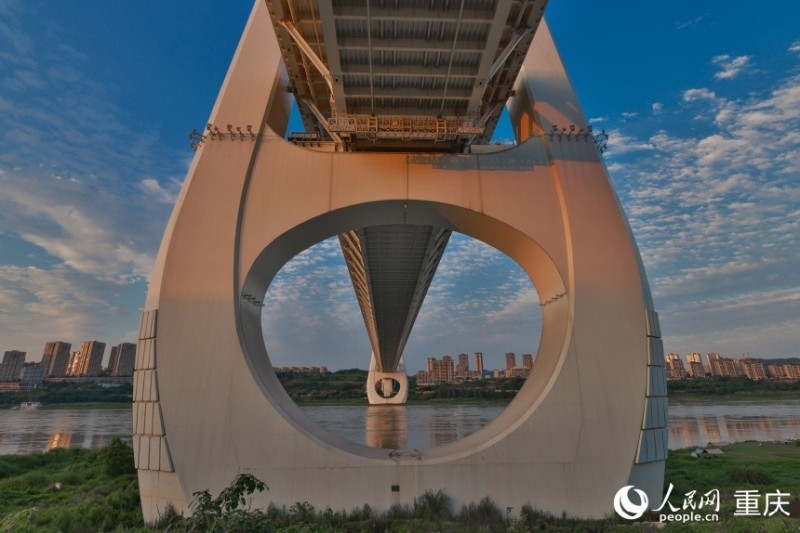 H γέφυρα παρουσιάζει το «μελλοντικό» πρόσωπο της πόλης Τσονγκτσίνγκ