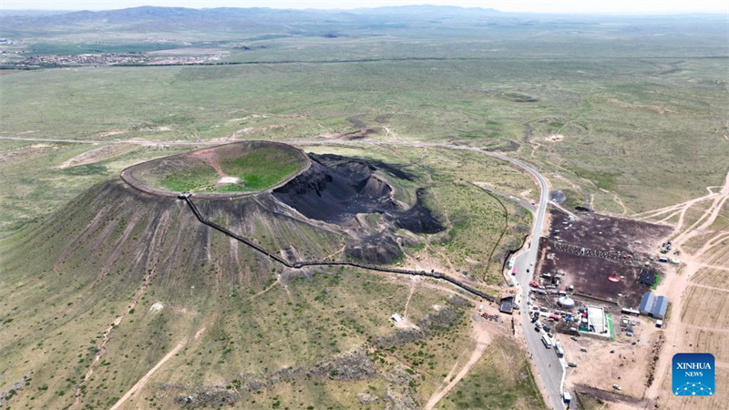 Φωτογραφία από drone που τραβήχτηκε στις 17 Ιουνίου του 2025 δείχνει τουρίστες να επισκέπτονται το σύμπλεγμα ηφαιστείων Ουλανχάντα (Ulanhada) στην μονάδα Qahar Right Wing Rear Banner της πόλης Ουλαντσάμπ (Ulanqab),στην αυτόνομη περιοχή της Εσωτερικής Μογγολίας. (Φωτογραφία / Xinhua)