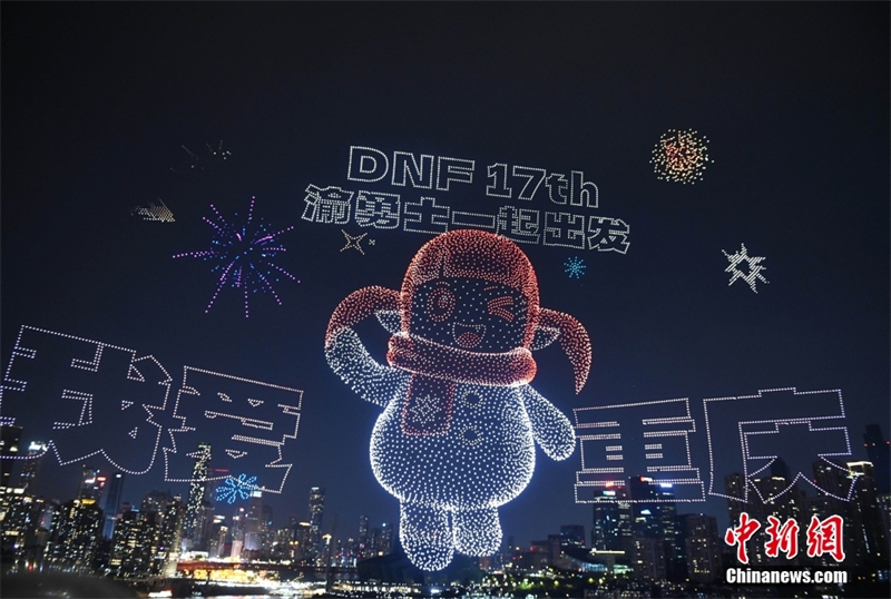 11.787 drones στην πόλη Τσονγκτσίνγκ έκαναν νέο ρεκόρ Γκίνες για σόου με φώτα από drones