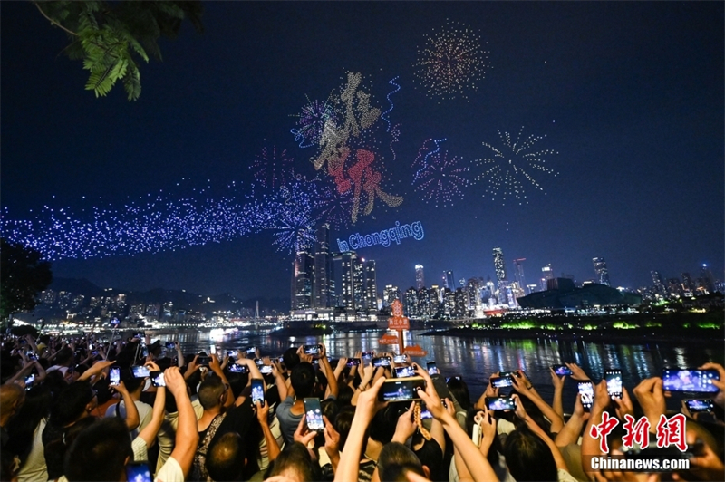 11.787 drones στην πόλη Τσονγκτσίνγκ έκαναν νέο ρεκόρ Γκίνες για σόου με φώτα από drones