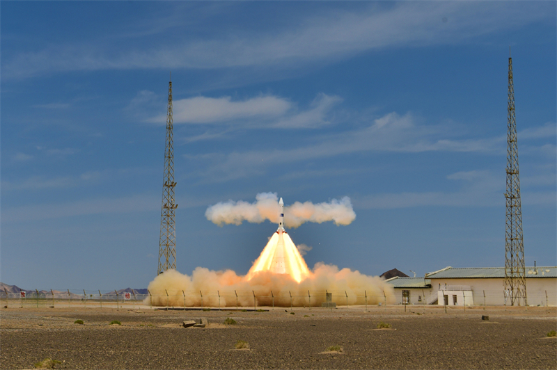 Αυτή η φωτογραφία, που τραβήχτηκε στις 17 Ιουνίου του 2025, δείχνει μια σκηνή κατά τη διάρκεια μιας διαφυγής σε μηδενικό υψόμετρο για το επανδρωμένο διαστημικό σκάφος νέας γενιάς Mengzhou της Κίνας στη βορειοδυτική Κίνα. [Wang Jiangbo/chinadaily]