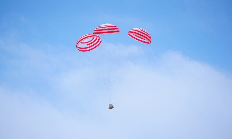 Αυτή η φωτογραφία που τραβήχτηκε στις 17 Ιουνίου του 2025 δείχνει μια σκηνή κατά τη διάρκεια μιας δοκιμαστικής πτήσης διαφυγής στο επανδρωμένο διαστημικό σκάφος νέας γενιάς Μενγκτζόου της Κίνας σε υψόμετρο μηδέν στη βορειοδυτική Κίνα. [Φωτογραφία/Xinhua]