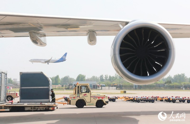 Φορτία που περιμένουν να μεταφερθούν στην περιοχή φόρτωσης και εκφόρτωσης του αεροδρομίου