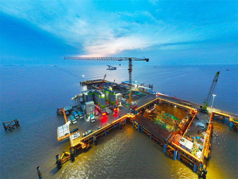 Επαρχία Τζετζιάνγκ: Επιταχύνεται η κατασκευή της Διαθαλάσσιας Σιδηροδρομικής Γέφυρας του Κόλπου Χανγκτζόου