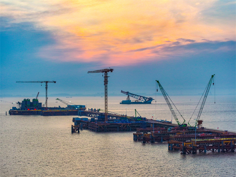 Επαρχία Τζετζιάνγκ: Επιταχύνεται η κατασκευή της Διαθαλάσσιας Σιδηροδρομικής Γέφυρας του Κόλπου Χανγκτζόου