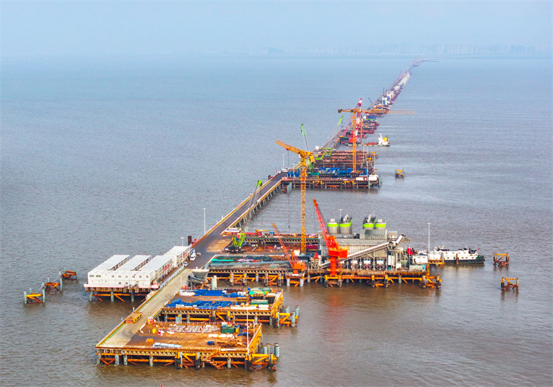 Επαρχία Τζετζιάνγκ: Επιταχύνεται η κατασκευή της Διαθαλάσσιας Σιδηροδρομικής Γέφυρας του Κόλπου Χανγκτζόου