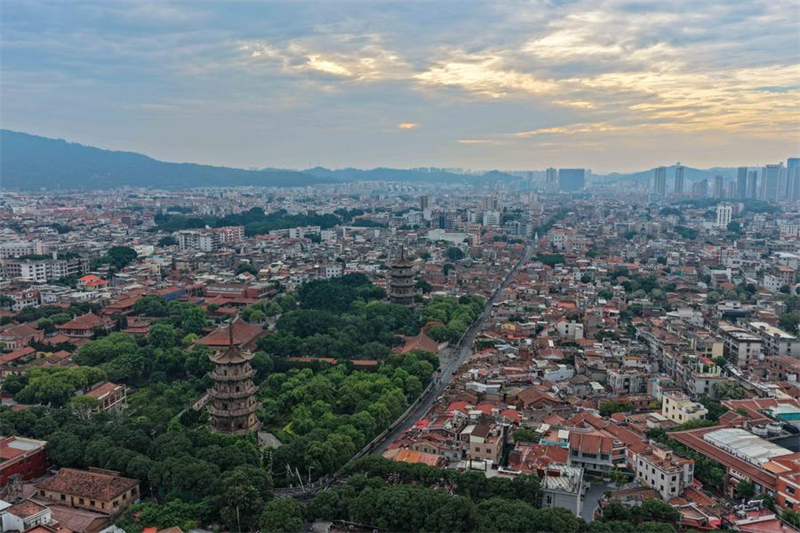 Αεροφωτογραφία από drone που τραβήχτηκε στις 21 Μαΐου του 2025 δείχνει μια άποψη του ιστορικού κέντρου στην πόλη Τσουαντζόου της επαρχίας Φουτζιέν. (Φωτογραφία / Xinhua)