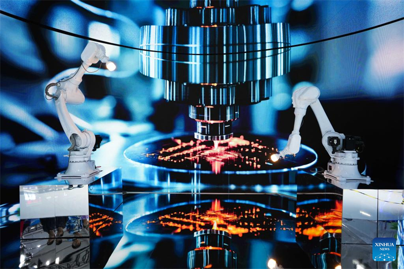 Ρομποτικοί βραχίονες παρουσιάζονται κατά τη διάρκεια της 9ης Έκθεσης Κίνας-Νότιας Ασίας στην πόλη Κουνμίνγκ της επαρχίας Γιουνάν, στις 22 Ιουνίου του 2025. (Φωτογραφία / Xinhua)