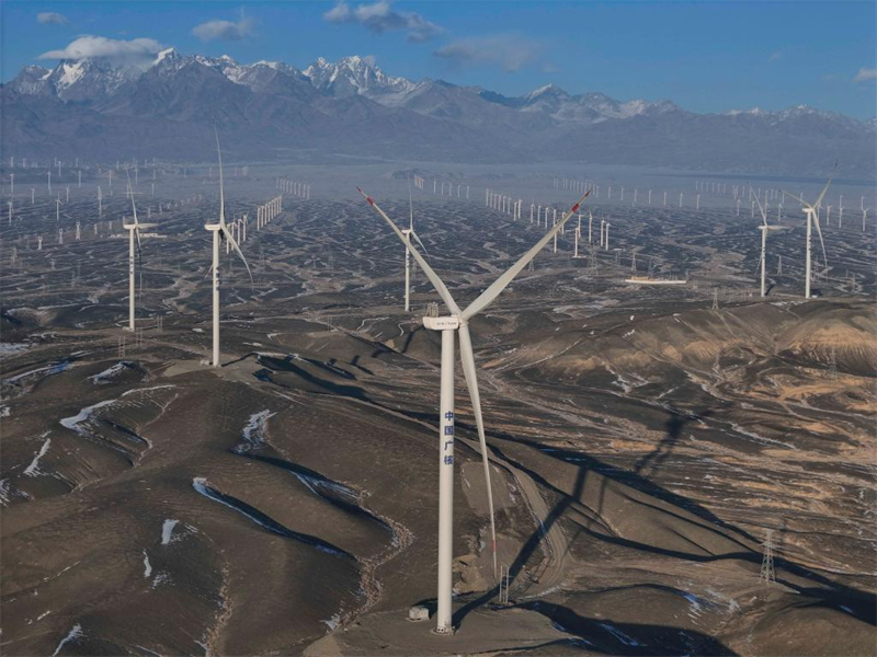 Αεροφωτογραφία από drone που ελήφθη στις 28 Δεκεμβρίου του 2024 δείχνει ανεμογεννήτριες στην περιοχή Νταπαντσένγκ, γνωστή και ως "Κοιλάδα των ανέμων της Κίνας", στην Αυτόνομη Περιοχή των Ουιγούρων της επαρχίας Σιντζιάνγκ. (Φωτογραφία / Xinhua)