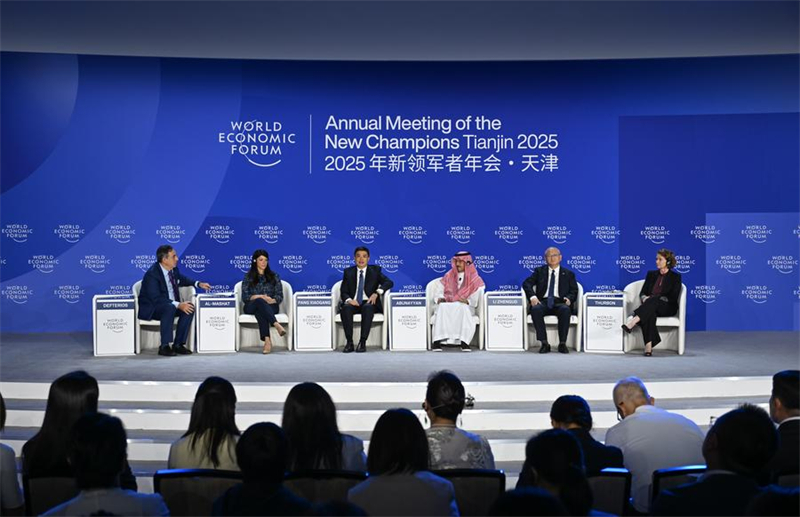 Επισκέπτες παρακολουθούν την παράλληλη συνεδρία " Επανεξέταση της πορείας της Ενεργειακής Μετάβασης (Checking In on the Energy Transition)" κατά τη διάρκεια του θερινού φόρουμ Νταβός για το 2025 στο Εθνικό Συνεδριακό και Εκθεσιακό Κέντρο (Τιεντζίν) στο Δήμο Τιεντζίν, στις 24 Ιουνίου του 2025. (Φωτογραφία / Xinhua)