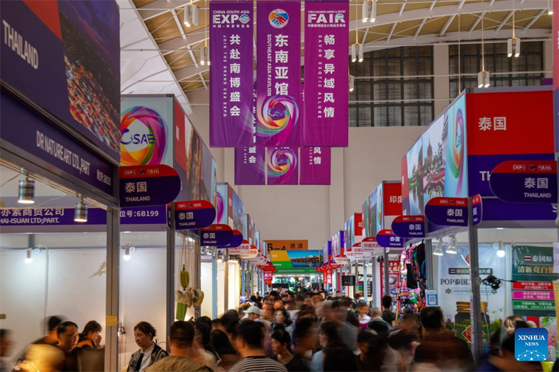 Άνθρωποι επισκέπτονται την 9η έκθεση Κίνας-Νότιας Ασίας στην πόλη Κουνμίνγκ, της επαρχίας Γιουνάν, στις 24 Ιουνίου του 2025. (Φωτογραφία / Xinhua)