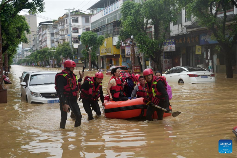 Διάσωση σε εξέλιξη στις πληγείσες από τις πλημμύρες κομητείες της επαρχίας Γκουεϊτζόου