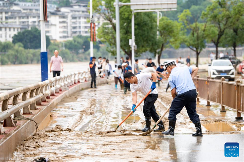 Διάσωση σε εξέλιξη στις πληγείσες από τις πλημμύρες κομητείες της επαρχίας Γκουεϊτζόου