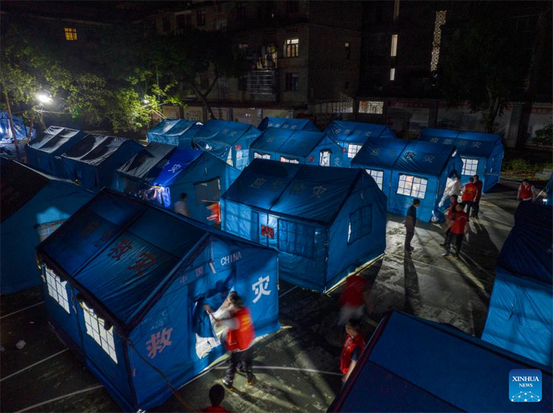 Διάσωση σε εξέλιξη στις πληγείσες από τις πλημμύρες κομητείες της επαρχίας Γκουεϊτζόου