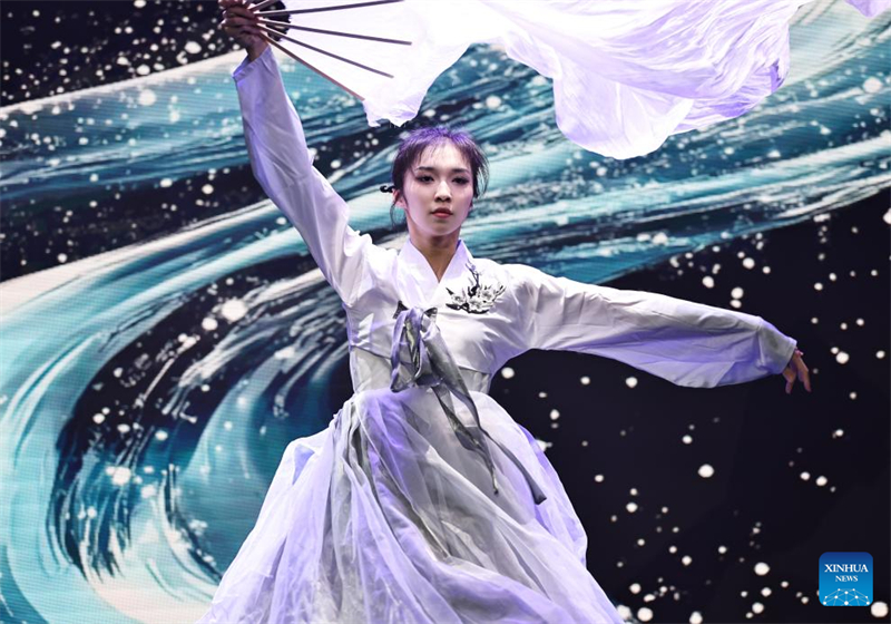 Αυτή η φωτογραφία που τραβήχτηκε στις 24 Ιουνίου του 2025 δείχνει μια σκηνή από ένα παραδοσιακό κινεζικό χορευτικό σόου στο θέατρο του Πύργου του Άιφελ στο Παρίσι. (Φωτογραφία / Xinhua)