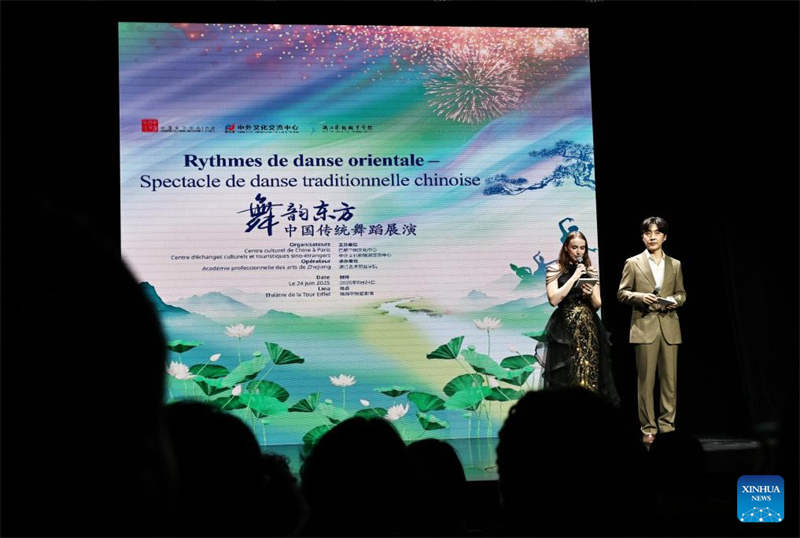 Παραδοσιακό κινεζικό χορευτικό σόου στο Παρίσι