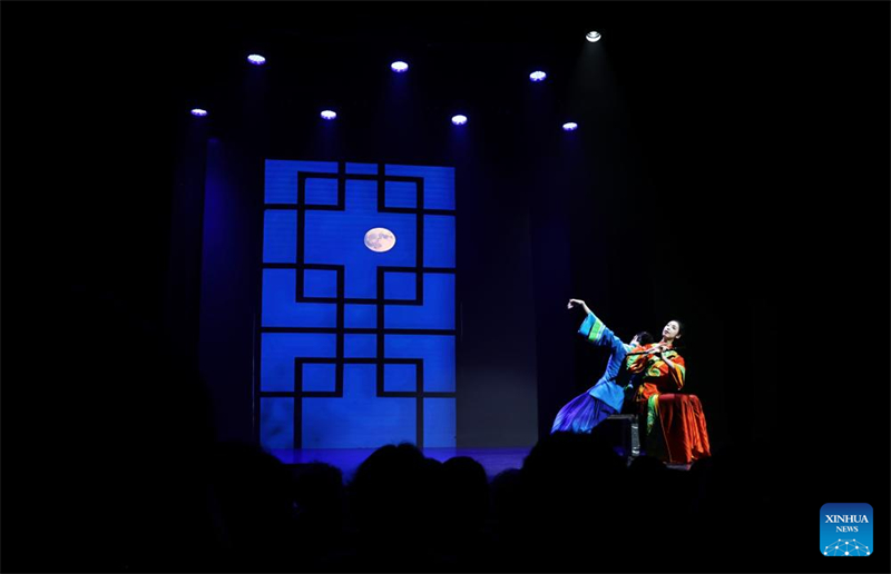 Παραδοσιακό κινεζικό χορευτικό σόου στο Παρίσι