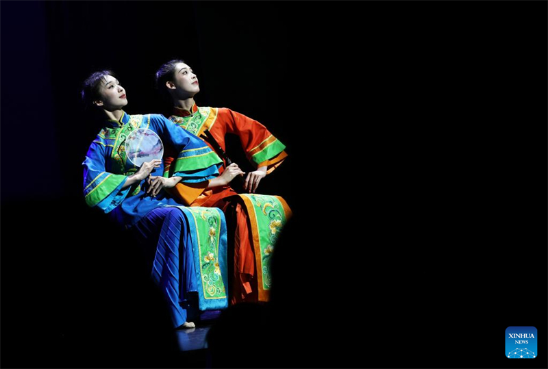 Παραδοσιακό κινεζικό χορευτικό σόου στο Παρίσι