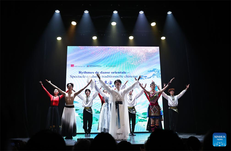 Παραδοσιακό κινεζικό χορευτικό σόου στο Παρίσι