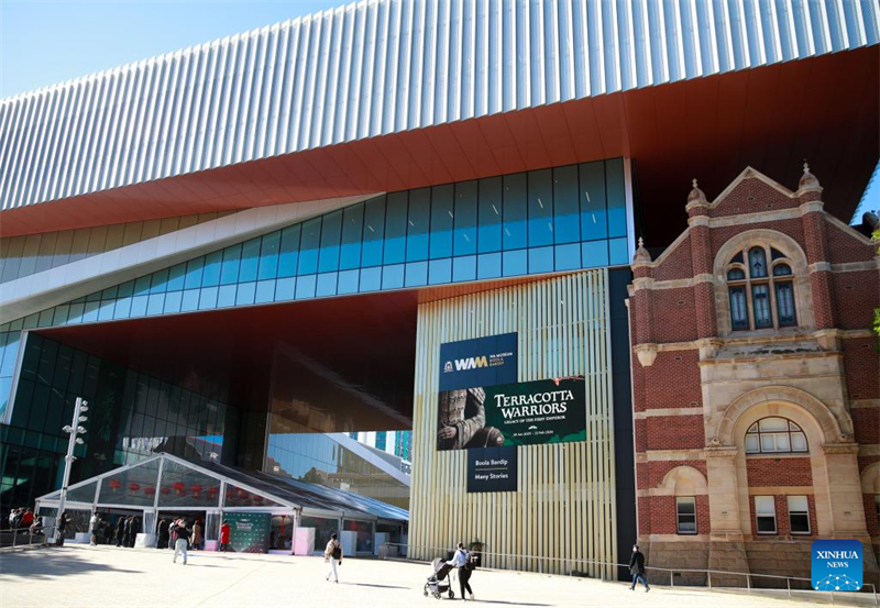 Αφίσες της έκθεσης "Πολεμιστές Τερακότα: Κληρονομιά του Πρώτου Αυτοκράτορα" στο Μουσείο Boola Bardip της Δυτικής Αυστραλίας στο Περθ της Αυστραλίας, στις 25 Ιουνίου του 2025. (Φωτογραφία / Xinhua)