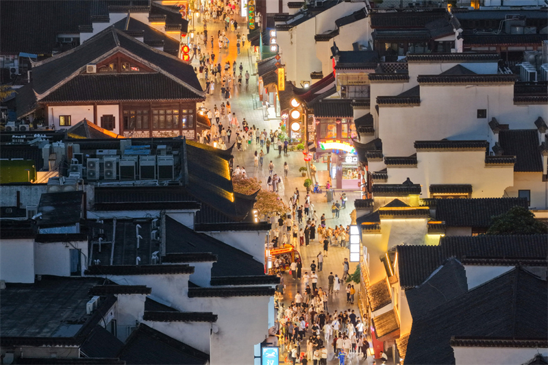 Το μεγαλείο της περιοχής του Ναού του Κομφούκιου το βράδυ στην πόλη Ναντζίνγκ