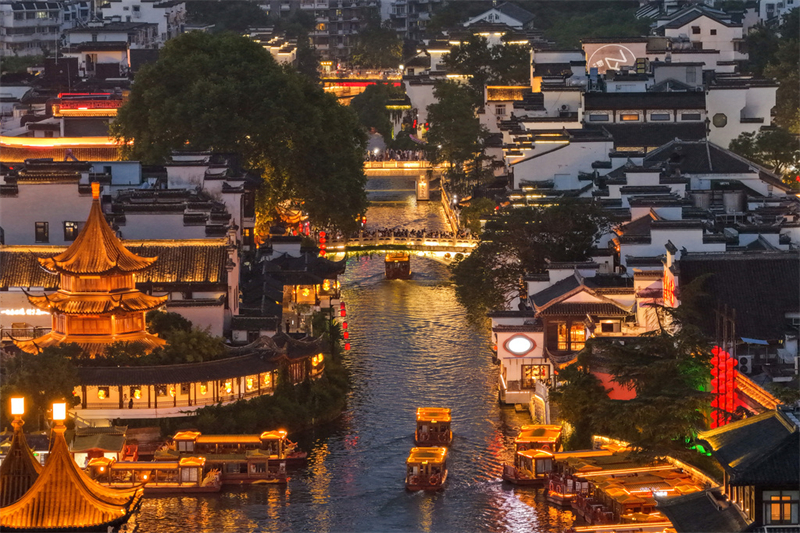Το μεγαλείο της περιοχής του Ναού του Κομφούκιου το βράδυ στην πόλη Ναντζίνγκ