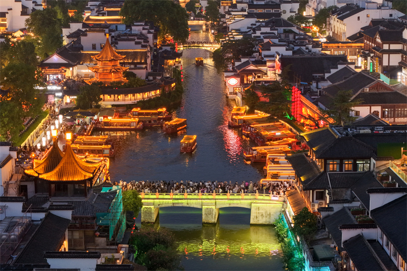 Το μεγαλείο της περιοχής του Ναού του Κομφούκιου το βράδυ στην πόλη Ναντζίνγκ