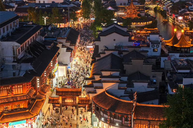 Το μεγαλείο της περιοχής του Ναού του Κομφούκιου το βράδυ στην πόλη Ναντζίνγκ