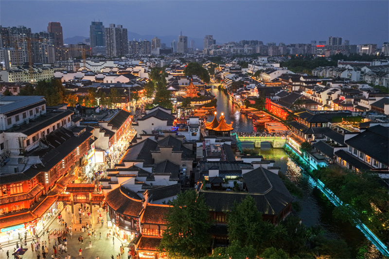 Το μεγαλείο της περιοχής του Ναού του Κομφούκιου το βράδυ στην πόλη Ναντζίνγκ