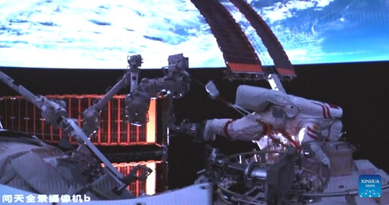 Αυτή η εικόνα οθόνης που τραβήχτηκε στο Κέντρο Ελέγχου Αεροδιαστημικής του Πεκίνου στις 26 Ιουνίου του 2025 δείχνει τον αστροναύτη του Shenzhou-20, Τσεν Τζονγκρουέι, να εκτελεί εξωοχηματικές δραστηριότητες έξω από τον διαστημικό σταθμό της Κίνας σε τροχιά. (Φωτογραφία / Xinhua)