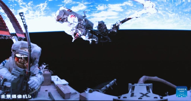Αυτή η εικόνα οθόνης που τραβήχτηκε στο Κέντρο Ελέγχου Αεροδιαστημικής του Πεκίνου στις 26 Ιουνίου του 2025 δείχνει τον αστροναύτη του Shenzhou-20, Τσεν Τζονγκρουέι, να εκτελεί εξωοχηματικές δραστηριότητες έξω από τον διαστημικό σταθμό της Κίνας σε τροχιά. (Φωτογραφία / Xinhua)