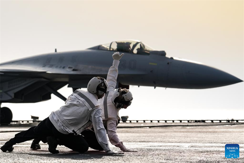 Αυτή η φωτογραφία δείχνει ένα μαχητικό αεροσκάφος να απονηώνεται από ένα αεροπλανοφόρο. (Φωτογραφία / Xinhua)