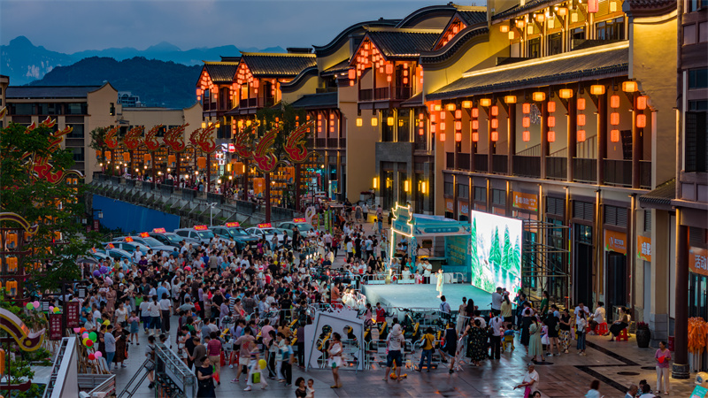 Επαρχία Χουμπέι: Η νυχτερινή αγορά ανθίζει με πλήθος κόσμου