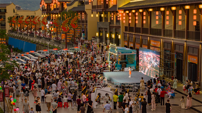 Επαρχία Χουμπέι: Η νυχτερινή αγορά ανθίζει με πλήθος κόσμου