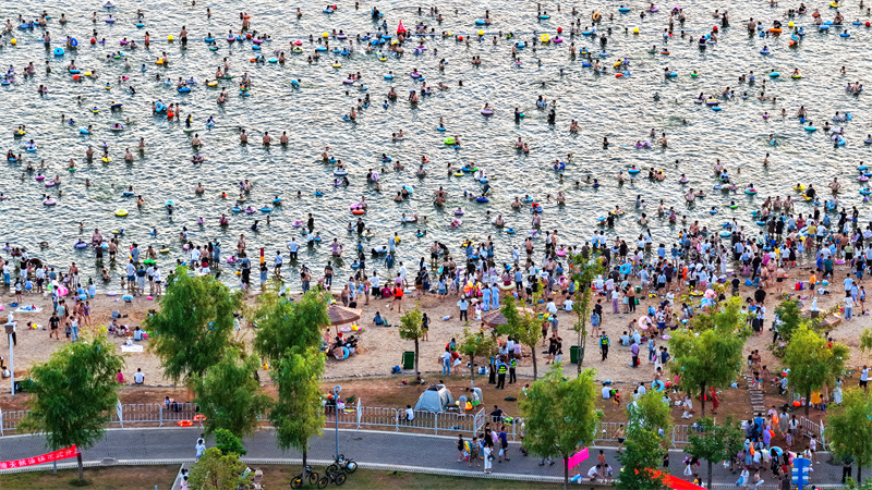 Επαρχία Τζιανγκσί: «Φυσικό» κολυμβητήριο προσελκύει πλήθος κόσμου