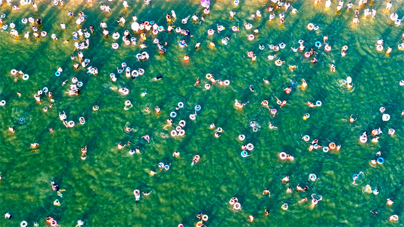 Επαρχία Τζιανγκσί: «Φυσικό» κολυμβητήριο προσελκύει πλήθος κόσμου