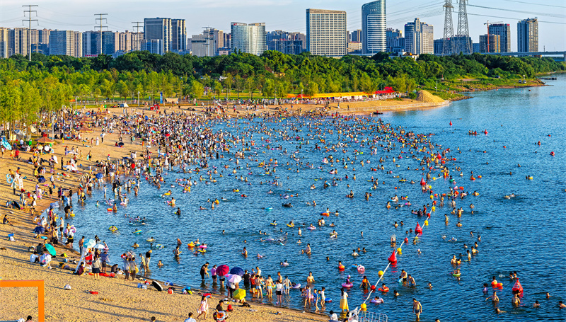 Επαρχία Τζιανγκσί: «Φυσικό» κολυμβητήριο προσελκύει πλήθος κόσμου