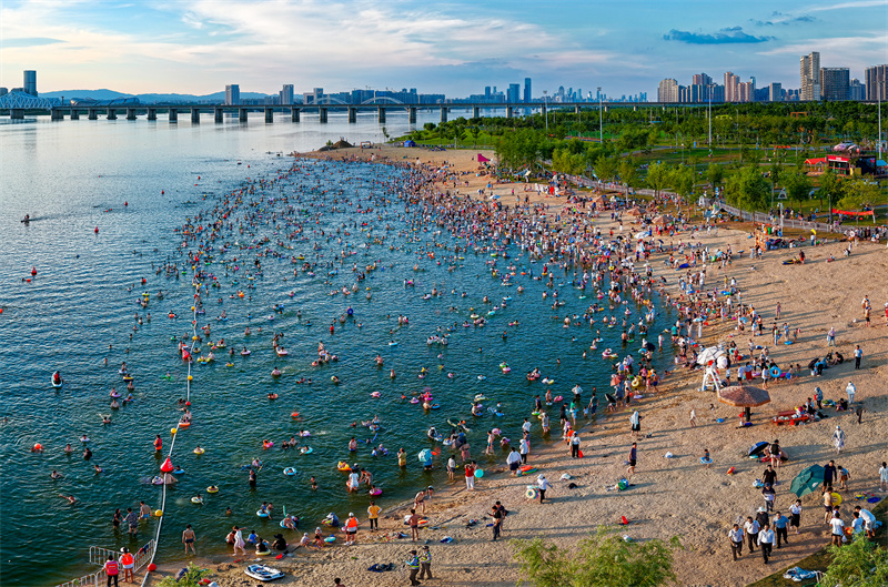 Επαρχία Τζιανγκσί: «Φυσικό» κολυμβητήριο προσελκύει πλήθος κόσμου