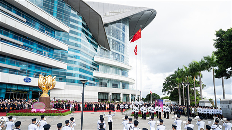 Τελετή έπαρσης σημαίας πραγματοποιείται από την κυβέρνηση της Ειδικής Διοικητικής Περιοχής του Χονγκ Κονγκ (ΕΔΠΧΚ) για τον εορτασμό της 28ης επετείου της επιστροφής του Χονγκ Κονγκ στην πατρίδα, στην πλατεία Golden Bauhinia στο Χονγκ Κονγκ, στη νότια Κίνα, την 1η Ιουλίου 2025.