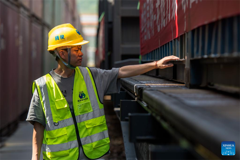 Το πρώτο τρένο της Διεθνούς Πολυτροπικής Υπηρεσίας Μεταφορών «Τζενγκ Χε» που περιλαμβάνει Θάλασσα–Οδό–Σιδηρόδρομο αναχωρεί από την επαρχία Γιουνάν