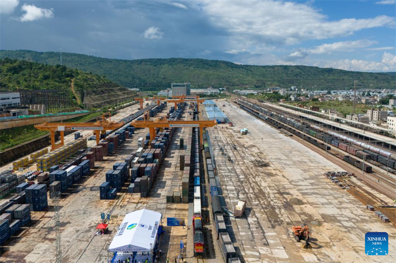 Το πρώτο τρένο της Διεθνούς Πολυτροπικής Υπηρεσίας Μεταφορών «Τζενγκ Χε» που περιλαμβάνει Θάλασσα–Οδό–Σιδηρόδρομο αναχωρεί από την επαρχία Γιουνάν